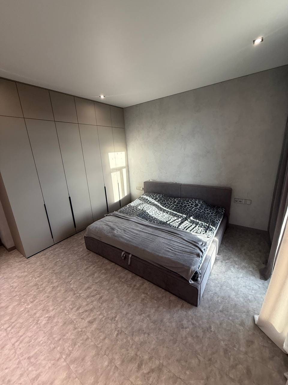 Ламинат серый в спальню